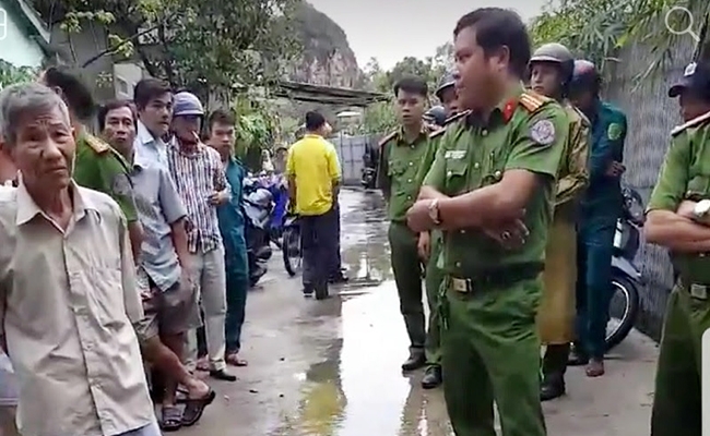 Lại[-]một[-]khu[-]du[-]lịch[-]được[-]Đà[-]Nẵng[-]cấp[-]phép[-]bít[-]lối[-]đi[-]xuống[-]biển[-]của[-]dân